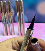 خط چشم ماژیکی مک رنگ مشکی فوق العاده پرمواد و مشکی